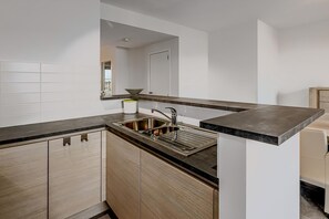 冷蔵庫、オーブン、コンロ、コーヒー / ティーメーカー