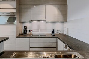 Kühlschrank, Ofen, Herdplatte, Wasserkocher mit Kaffee-/Teezubehör