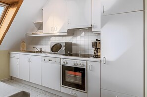 Fridge, microwave, oven, coffee/tea maker