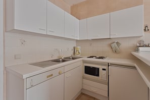 Four, plaque de cuisson, cafetière/bouilloire