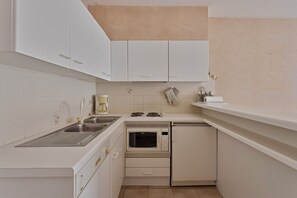 Een oven, een kookplaat, een koffiezetapparaat/waterkoker
