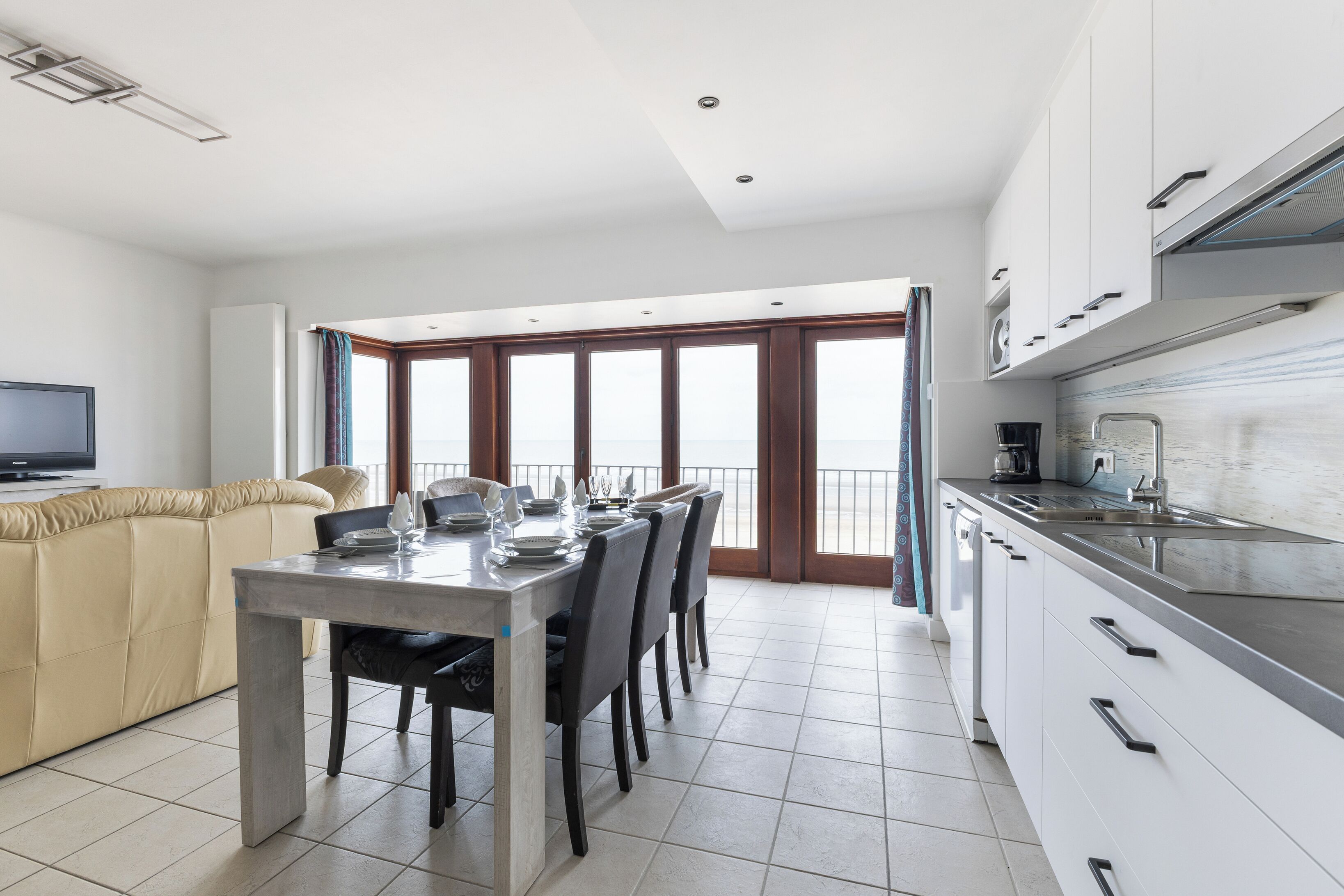 Kjøleskap, ovn, kokeplater og kaffetrakter/tekoker