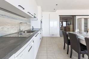 Fridge, oven, stovetop, coffee/tea maker