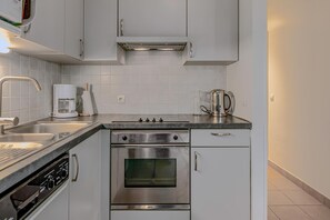 Een oven, een kookplaat, een koffiezetapparaat/waterkoker