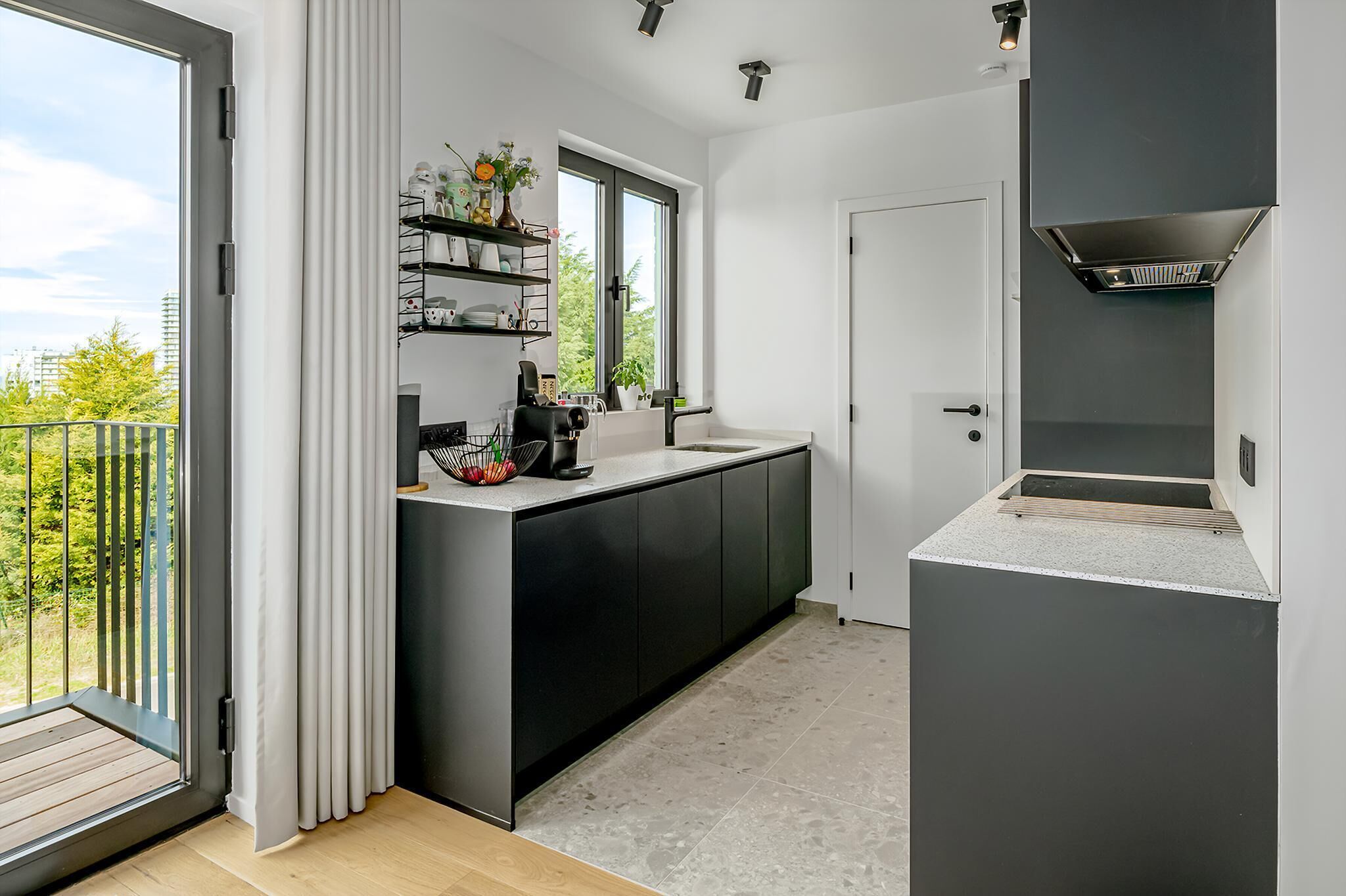 Kjøleskap, ovn, kokeplater og kaffetrakter/tekoker