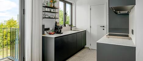 Een koelkast, een oven, een kookplaat, een koffiezetapparaat/waterkoker