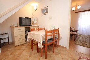 Dining - Apartments Mat (Vis)