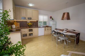 Eigene Küche | Kühlschrank, Herdplatte, Wasserkocher, Kochgeschirr/Geschirr/Besteck