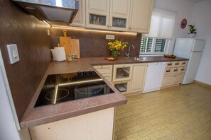 Private kitchen - Apartment Zvone (Supetar)