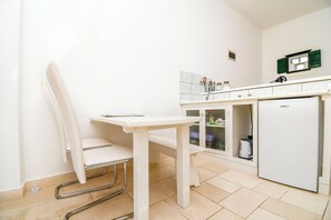 Studio (A2) | Private kitchen | Fridge, stovetop, electric kettle, cookware/dishes/utensils