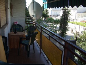 Outdoor dining - Apartments Ana (Crikvenica)