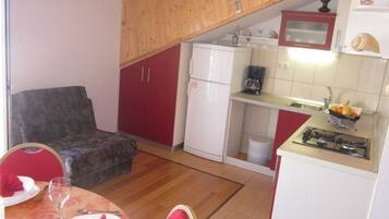 Apartment (A1) | Private kitchen | Fridge, oven, stovetop, espresso maker