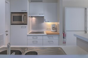 Réfrigérateur, micro-ondes, plaque de cuisson, cafetiÚre/bouilloire