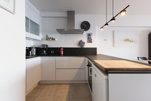 Fridge, oven, stovetop, coffee/tea maker