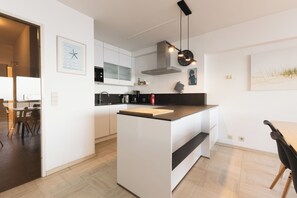 Fridge, oven, stovetop, coffee/tea maker