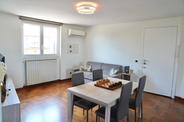 Dining - Domus Arvali - 73sqm Family Apartment with Terrace in Rome (Roma)