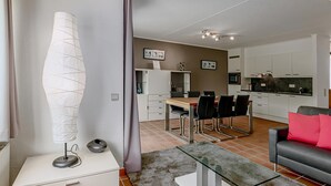 A modern living room with a dining area and kitchen. - 3 bedroom accommodation in Nieuwpoort (Nieuwpoort)