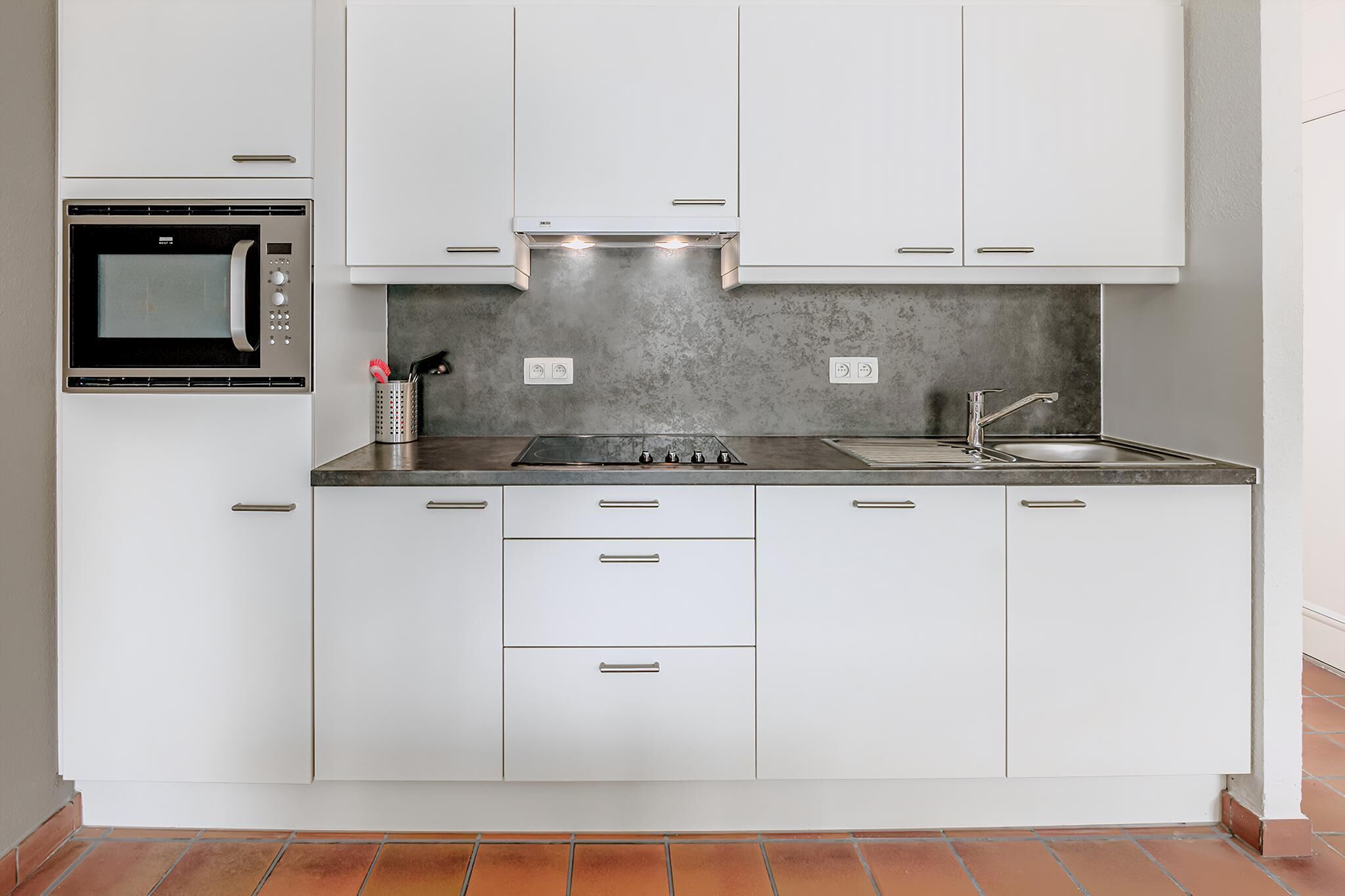 Een koelkast, een microgolfoven, een kookplaat