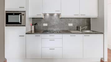 Een koelkast, een microgolfoven, een kookplaat