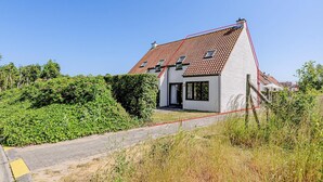 A house with a sloped roof, a small front porch, and a pathway leading to the entrance. - 3 bedroom accommodation in Nieuwpoort (Nieuwpoort)