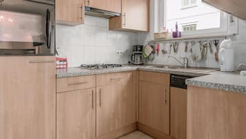 Fridge, oven, stovetop, coffee/tea maker