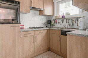 Fridge, oven, stovetop, coffee/tea maker