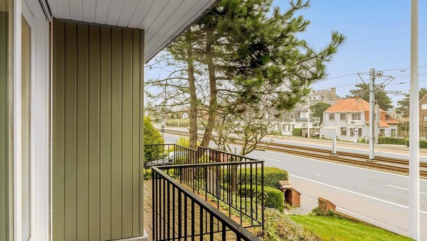 A residential property with a balcony overlooking a street and railway tracks. - 5 bedroom accommodation in Koksijde (Koksijde)
