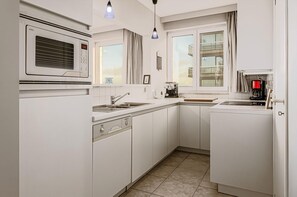 Een koelkast, een microgolfoven, een oven, een kookplaat