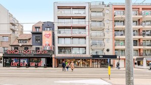 A multi-story building with a theater, a café, and a clothing store on the ground floor. - 2 bedroom accommodation in Oostduinkerke (Oostduinkerke)