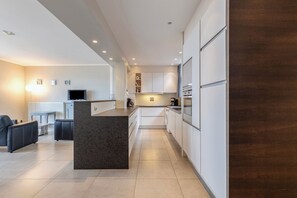 Kühlschrank, Ofen, Herdplatte, Wasserkocher mit Kaffee-/Teezubehör