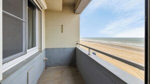 En balkon med udsigt over stranden.