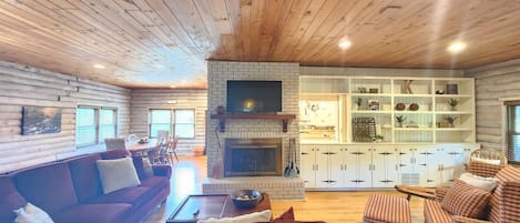 Smart TV, fireplace