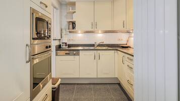 Oven, stovetop, coffee/tea maker, electric kettle