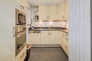 Ofen, Herdplatte, Wasserkocher mit Kaffee-/Teezubehör, Wasserkocher