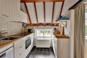 Oven, coffee/tea maker, cookware/dishes/utensils