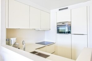 Ofen, Herdplatte, Wasserkocher mit Kaffee-/Teezubehör