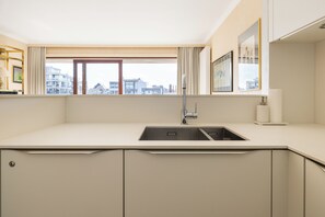 Four, plaque de cuisson, cafetière/bouilloire