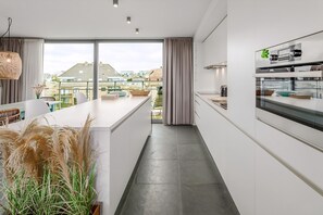 Refrigerador, parrilla de estufa y tetera eléctrica 