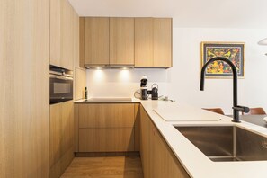 Cafeteira/chaleira, talheres/pratos/utensílios de cozinha
