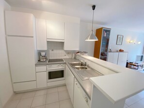 Frigorifero, forno, piano cottura, macchina per tè/caffè