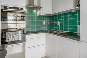 Een koelkast, een microgolfoven, een oven, een kookplaat