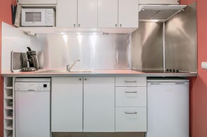 冷蔵庫、電子レンジ、コンロ、調理器具と食器