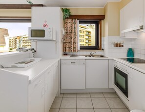 Fridge, oven, stovetop, coffee/tea maker