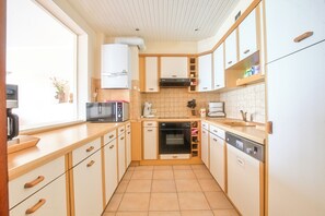 Microwave, oven, stovetop, coffee/tea maker