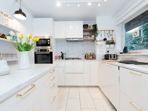 Kjøleskap, mikrobølgeovn, ovn og oppvaskmaskin