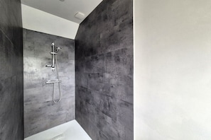 Douche, serviettes fournies