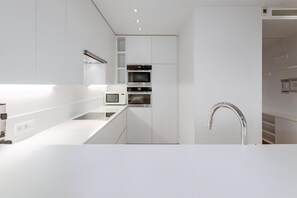 Fridge, oven, stovetop, coffee/tea maker