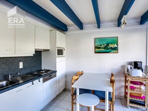 Refrigerador, microondas, parrilla de estufa y cafetera y tetera 