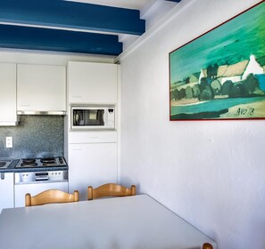 Fridge, microwave, stovetop, coffee/tea maker - 2 bedroom accommodation in Nieuwpoort (Nieuwpoort)