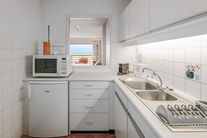 Kühlschrank, Ofen, Herdplatte, Wasserkocher